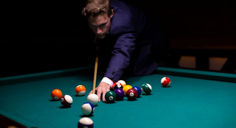 Déménageurs professionnels transportant une table de billard avec précaution lors d'un déménagement 