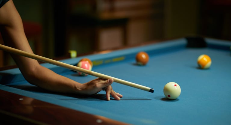 Déménageurs professionnels démontant et transportant une table de billard à Auteuil,