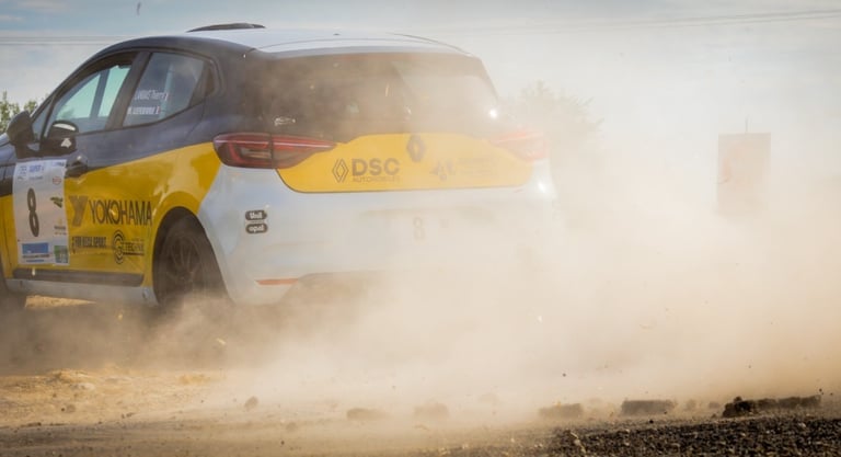 Image d'une voiture de rallye lors du Rallye de Bords