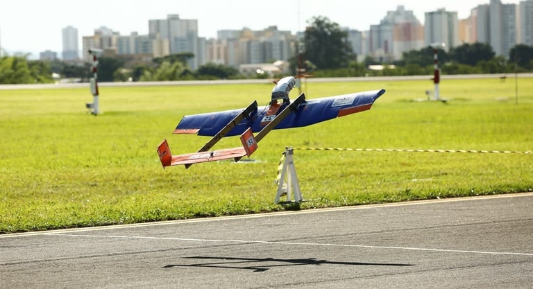 Monoplano com fuselagem interna, asa azul, empenagem U laranja. Decolando