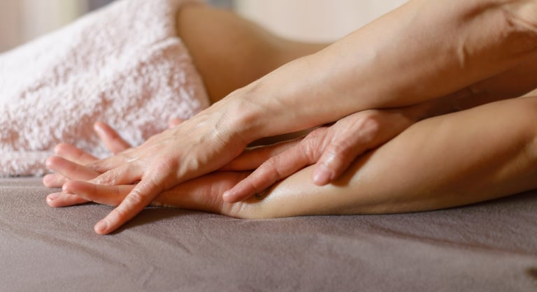 Gros plan sur des mains posées avec présence, symbolisant un toucher profond et bienveillant.