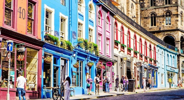 edinburgh city view, colore full houses on the street