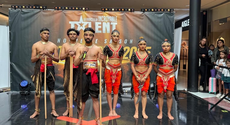 Groupe de danseurs en tenue traditionnelle lors d'un casting du Casting Tour Talent 2025