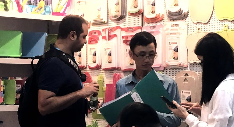 The company team communicates with customers at the exhibition