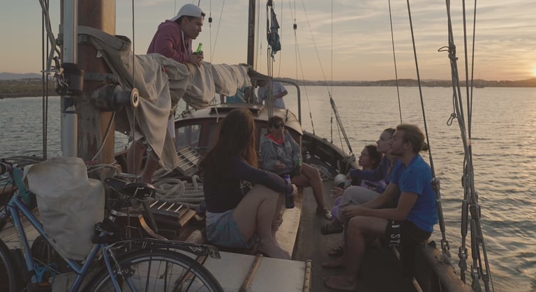 Navigation sur un vieux gréement au coucher du soleil