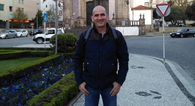 founder of worldexpopro comapny taner balkan posing in front of a church in portugal