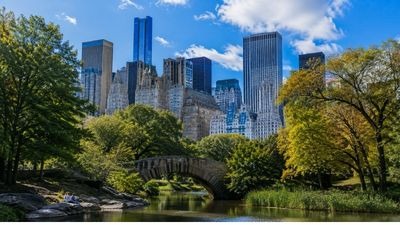 Atividade de listening em inglês sobre uma primeira viagem aos Estados Unidos, com vocabulário de ae