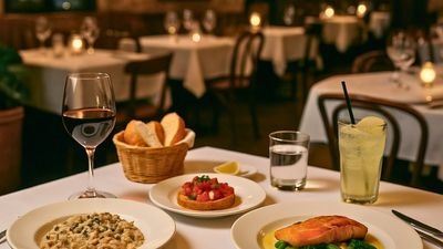 Exercício de interpretação de texto em inglês com diálogo em restaurante italiano.