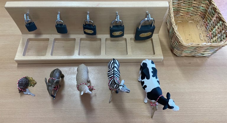 Adaptiertes Montessori-Material mit Schlüssel-Schloss Montessori-Therapie Ludwigsburg