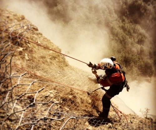 alt="Travaux de purge de falaise à Annecy en milieu naturel"