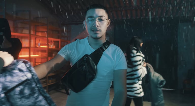 fausse neige dans un hangar pour tournage de clip en ile de france