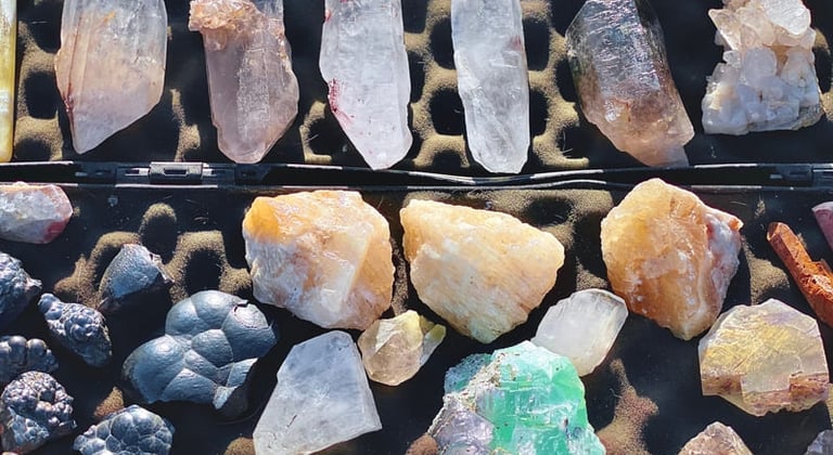 Una colección de cristales de cuarzo en bruto.