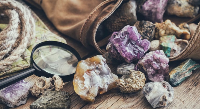 Piedras preciosas de diferentes tamaños sobre una mesa