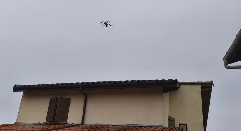 Petit drone de caméra volant au-dessus d'une maison résidentielle avec un toit en tuiles