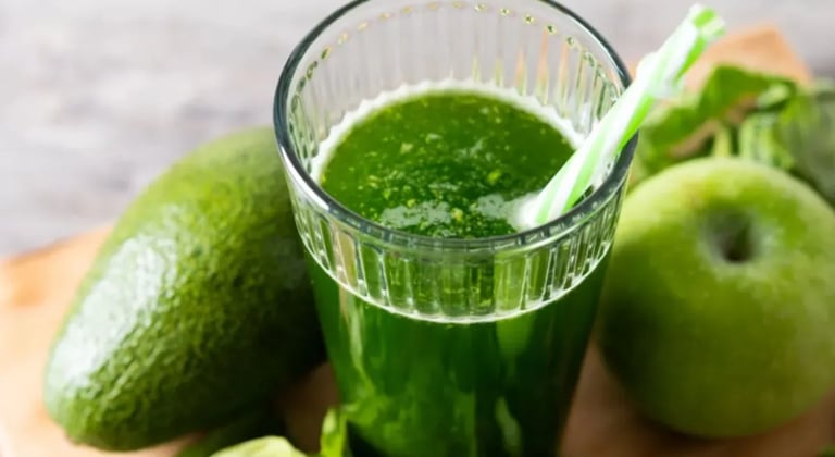 Suco detox abacate, maçã, couve e gengibre