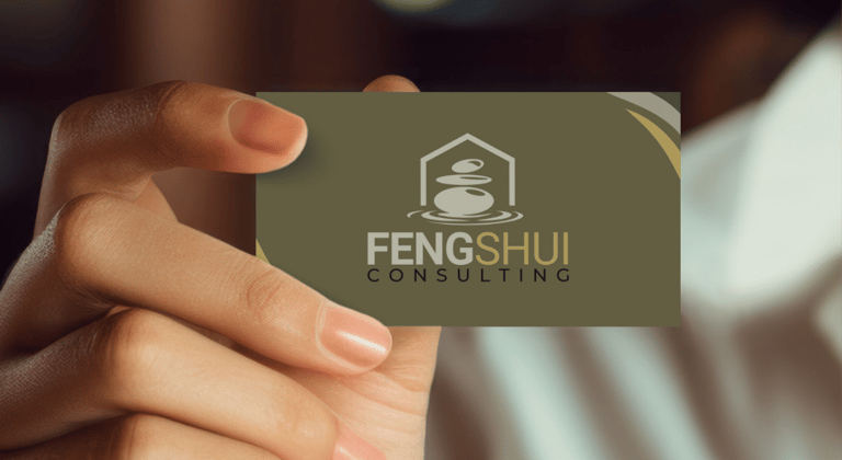 Une main tenant une carte de visite de consultant feng shui arborant un logo en pierre zen