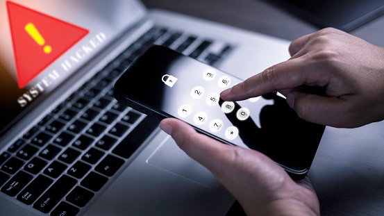 imagem de um golpe financeiro usando a internet