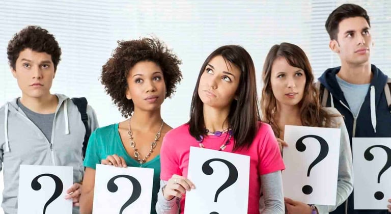 imagem de jovens reunidos estudando.