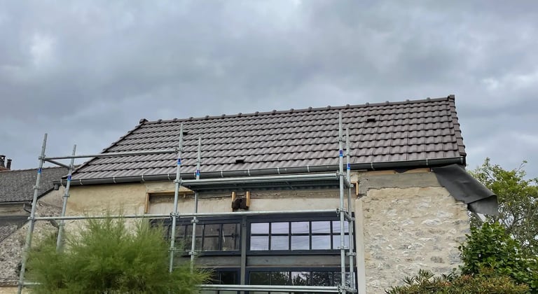 Toiture refaite en tuiles — finitions et rive zinc, échafaudage en place à Saint-Germain-en-Laye (78)