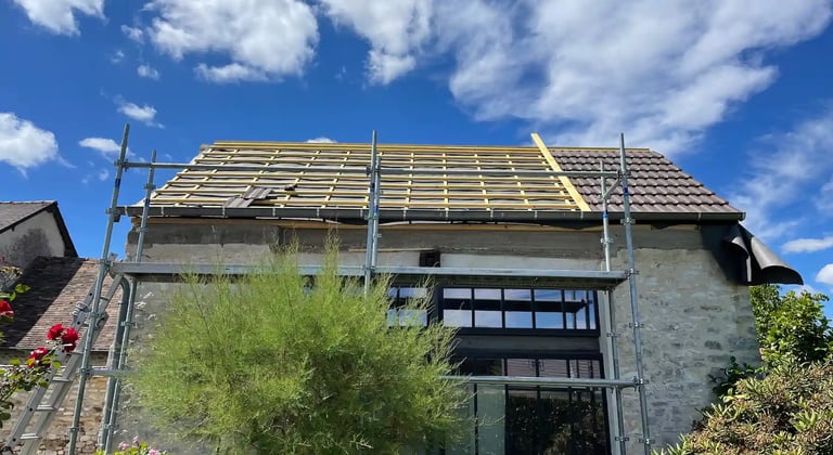 Préparation de toiture : liteaux posés et rive en zinc, échafaudage en place à Saint-Germain-en-Laye