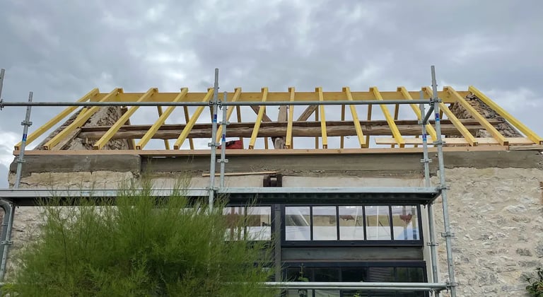 Rénovation de charpente à Saint-Germain-en-Laye — pose de chevrons neufs sur pannes, échafaudage en place