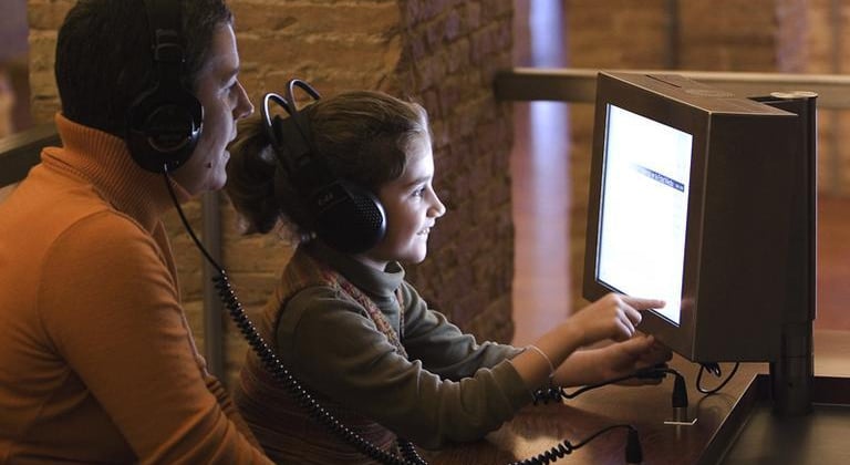 Padre e hija en una actividad  en el museo de historia de Valencia