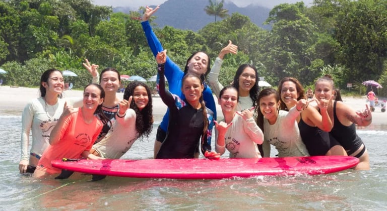 alunas da escola de Surfe da Sabrina Carrijo