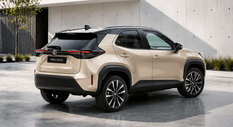 Toyota Yaris Cross 2026 traseira com consumo de 25 km/l em fundo neutro estilo showroom externo