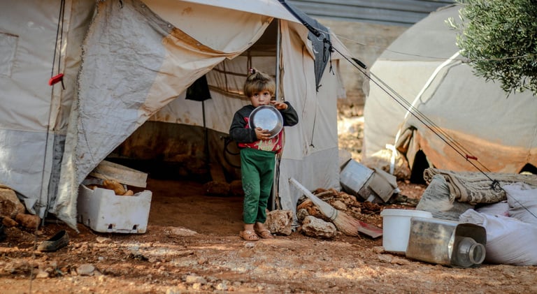 enfant réfugier vivant en tente attend à manger assiette à la main