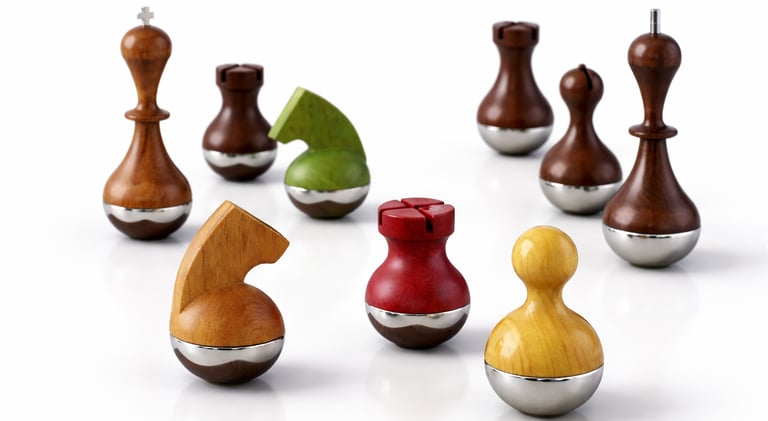 Piezas de ajedrez de diseño moderno en madera con bases de metal con peso sobre fondo blanco.