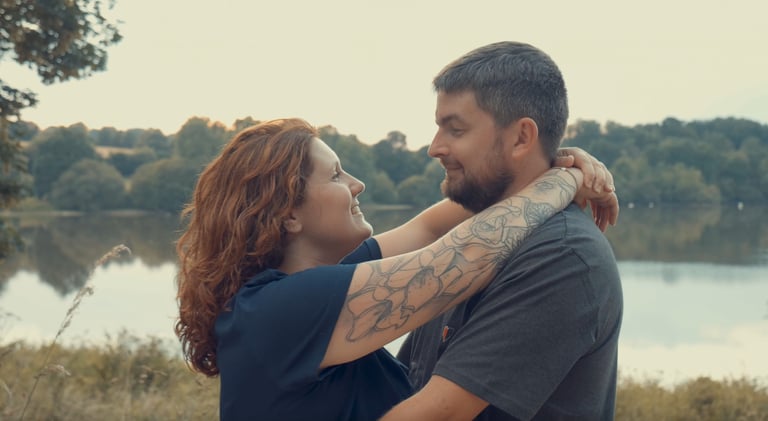 couple enlacé filmé par vidéaste de mariage à Saint Malo