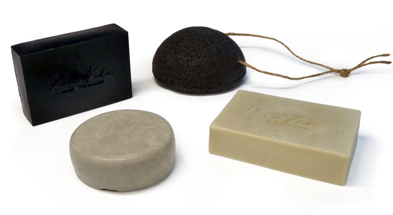 Jabones sólidos de: carbón y de romero y champú solido artesano pelo graso con esponja natural.