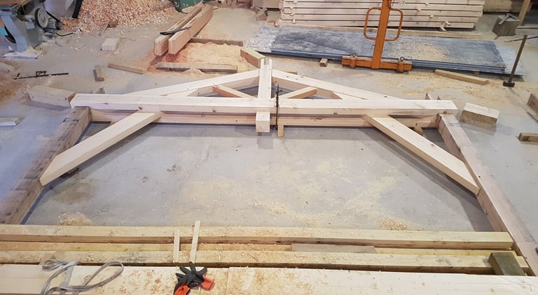 taillage d'une charpente pour une maison