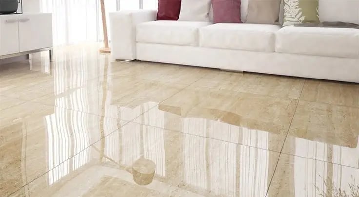 piso frio em destaque de uma sala com 2 sofás brancos