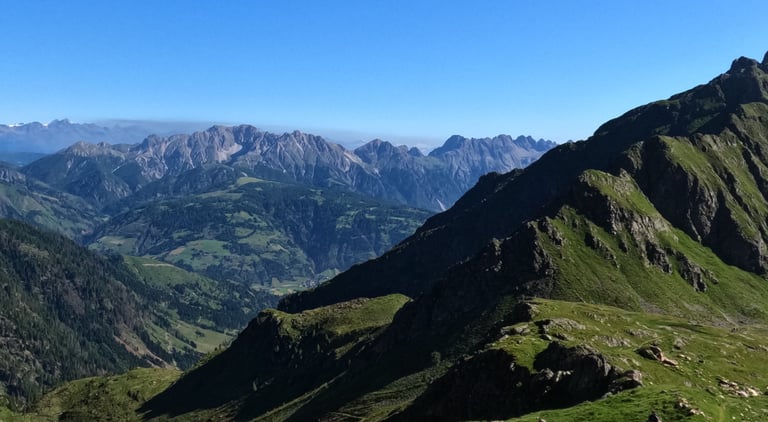 Carnic trek The Karnischer overlooking the dolomites