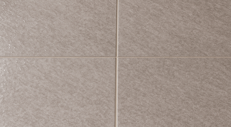 Close up de cerámica antirresbalante en piso de baño. Caracas, Zeramiq.