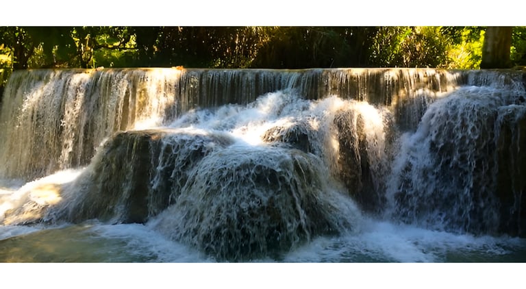 vista de perto da cachoeira Christian Valley em Antígua cercada por natureza tropical