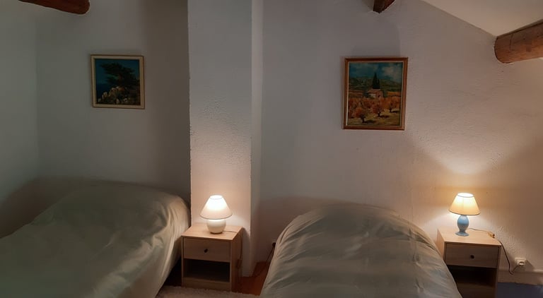 Chambre à coucher avec 2 lits double du gîte la Petite Corse à Rosis dans le Haut-Languedoc