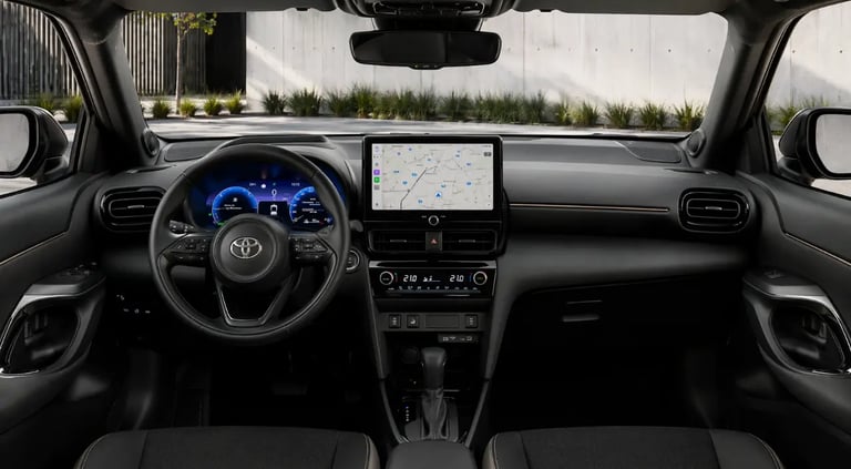 Interior do Toyota Yaris Cross 2026 com central multimídia e consumo de 25 km/l em destaque
