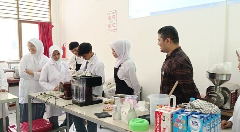 guru tamu program barista di smkn 1 sungai kakap, pelatihan barista pontianak, pelatihan barista gratis