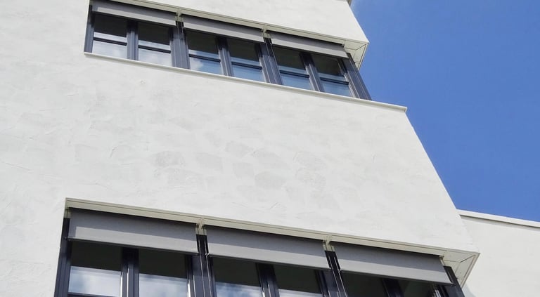 Façade blanche d’un immeuble moderne propre et bien entretenue