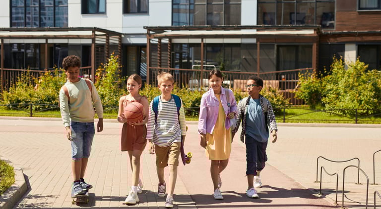 Un groupe d'enfants se dirigeant vers un atelier d'art-thérapie