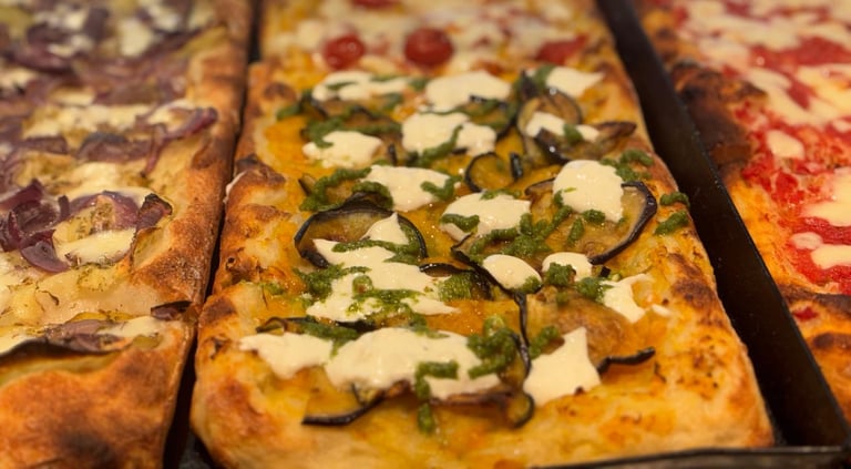 Selezione di pizze al taglio con ingredienti diversi da OTTO Pizza Milano