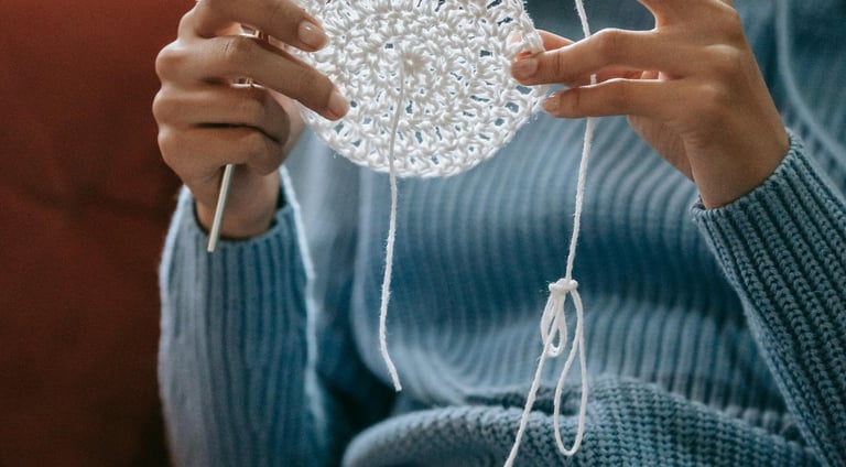 muller fazendo croche como robby