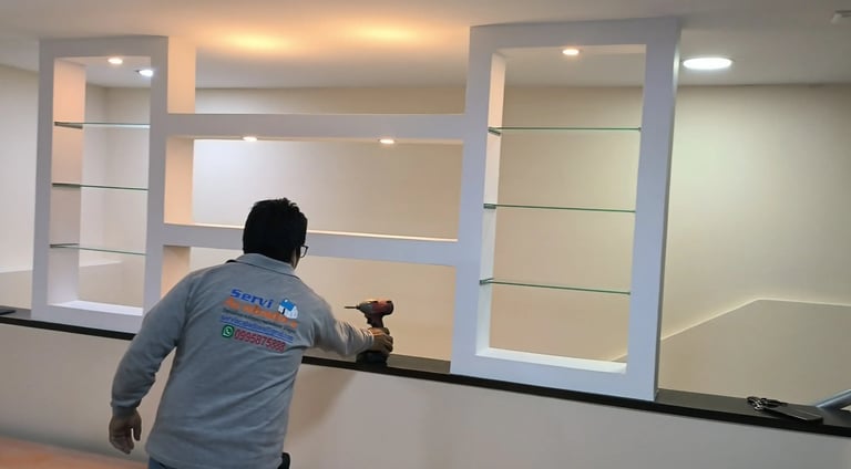 Remodelación de oficina repisas de vidrio y gypsum iluminación  Serviacabados pintura interior  