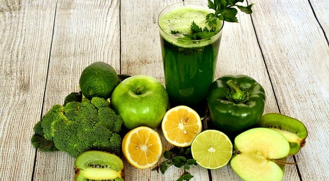 Jugos con nutrientes antioxidantes apopyando la limpieza natural del organismo