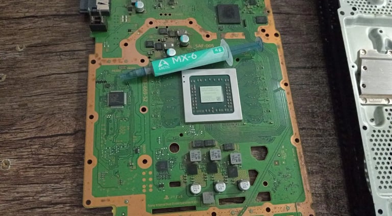 Limpieza del ventilador y disipador de PS4 para evitar sobrecalentamiento. Trabajo realizado en MBTECNIC.