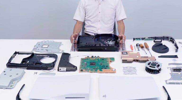 Puntos de oxidación en el metal líquido de PS5, listos para limpiar en la mesa de MBTECNIC.