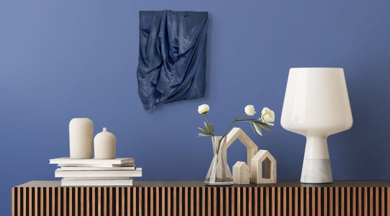 Billedkunst af blåt draperet stof