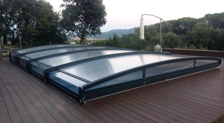 Transparent pooltak som bevarar utsikt och ljusinsläpp